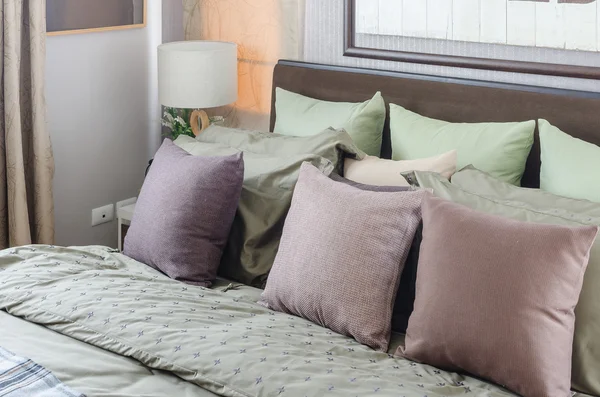 Poduszki na łóżkiem king size z nowoczesne światła białego — Zdjęcie stockowe