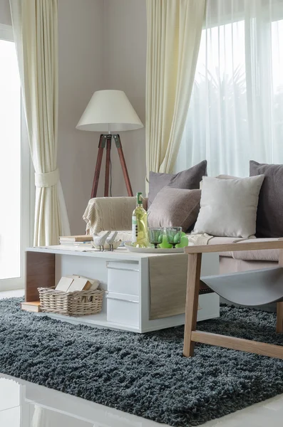 Travesseiros e cobertor no sofá tom terra com lâmpada de madeira — Fotografia de Stock