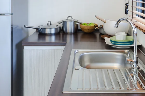 Dapur modern dengan wastafel dan keran — Stok Foto