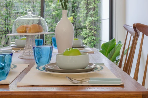 Mesa fijada en madera trable en comedor moderno —  Fotos de Stock