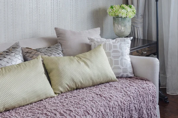 Gele kussens op roze deken op luxe sofa — Stockfoto