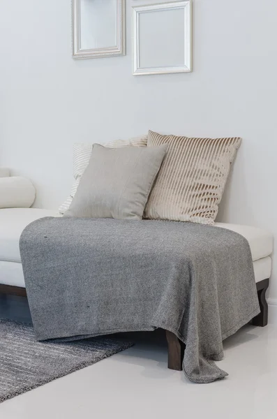 Almohadas y manta en sofá blanco —  Fotos de Stock