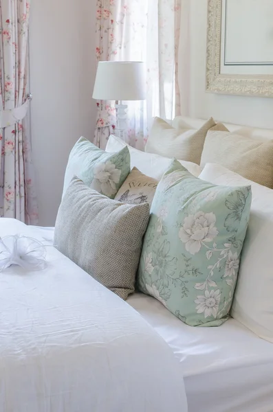 Pillows on bed in luxury bedroom — Stock Photo, Image