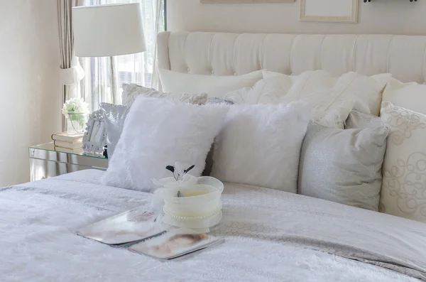 Modehut auf Luxusbett mit Kissen — Stockfoto
