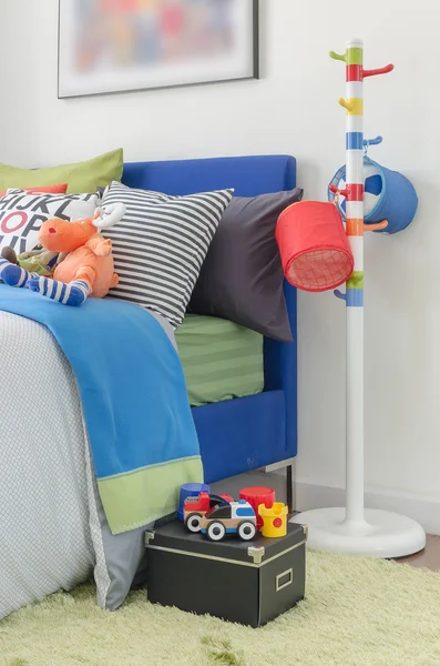Kid's slaapkamer met kleurrijke kussens en poppen — Stockfoto