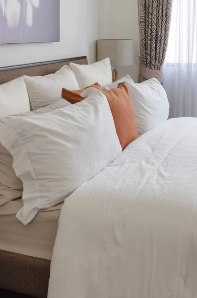 Pillows on bed in modern living room — Zdjęcie stockowe