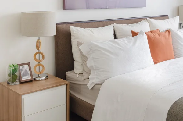 Lámpara de madera sobre mesa de madera en el dormitorio —  Fotos de Stock