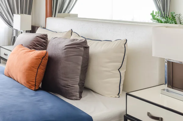 Almofadas no sofá azul com lâmpada — Fotografia de Stock