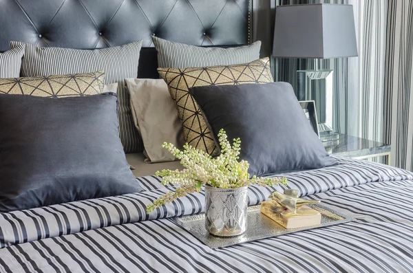 Almohadas en sofá azul con lámpara —  Fotos de Stock