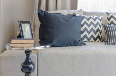 yastıklar ve kanepe ile klasik tarzda siyah yuvarlak masa 