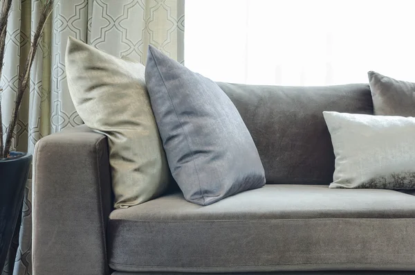 Almohadas en sofá azul con lámpara — Foto de Stock