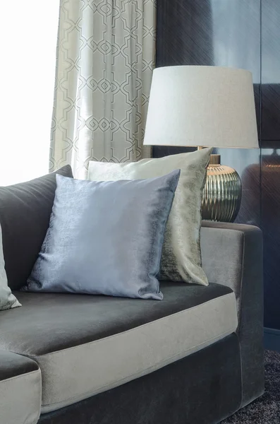 Kissen auf blauem Sofa mit Lampe — Stockfoto