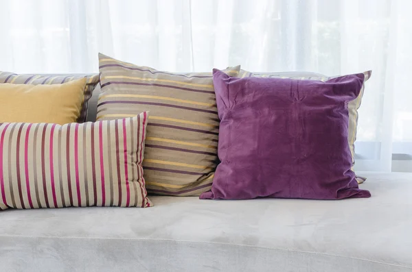 Almohadas en sofá azul con lámpara — Foto de Stock