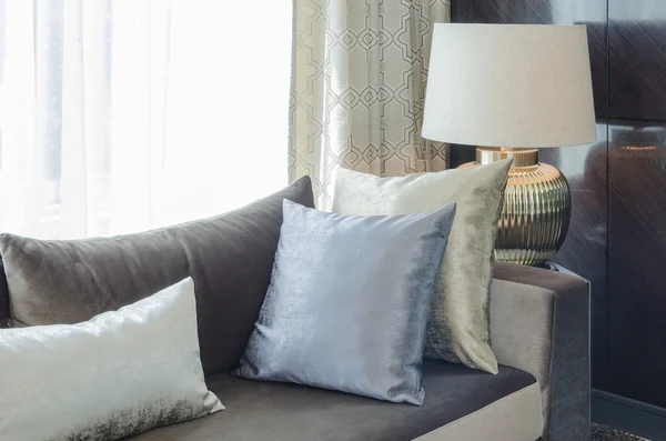 Reihe Kissen auf modernem Sofa im Wohnzimmer — Stockfoto