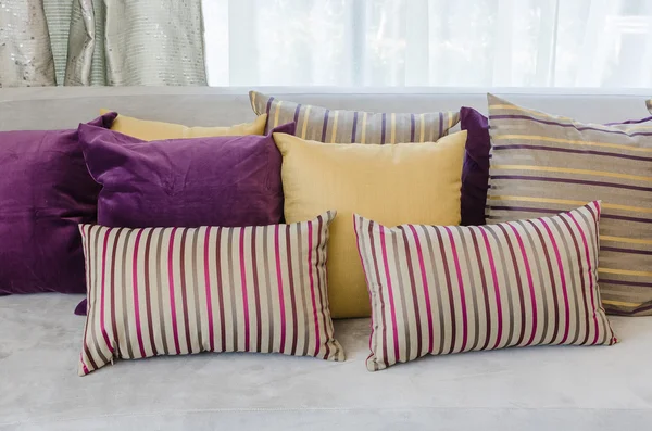 Grupo de almofadas coloridas no sofá na sala de estar — Fotografia de Stock