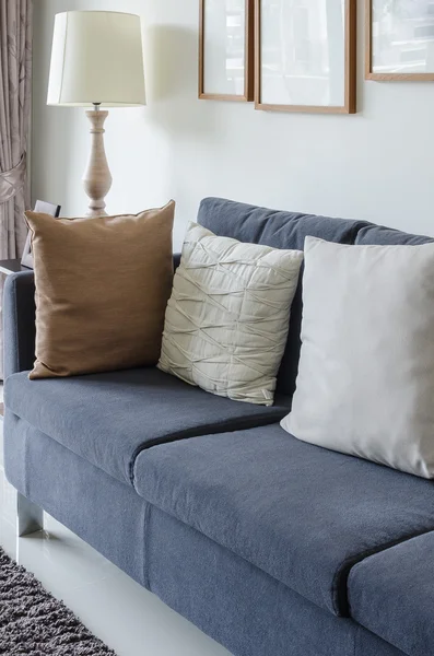 Almohadas en sofá azul con lámpara —  Fotos de Stock