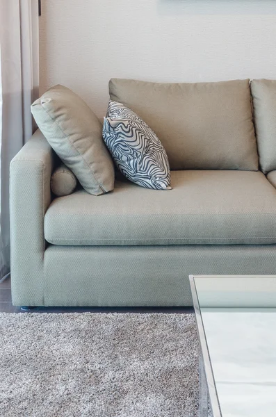 绿色布艺沙发用黑色和白色的枕头 免版税图库照片