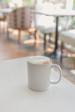 Beyaz kahve fincanı kahve dükkanında 