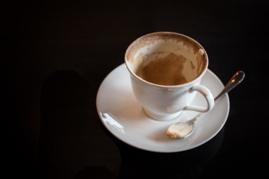 ahşap masa üstünde boş kahve Kupası