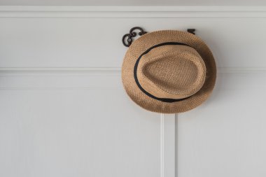 kahverengi şapka asılı 