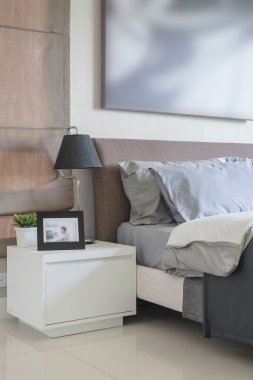 Yatak odasında beyaz masada siyah lamba