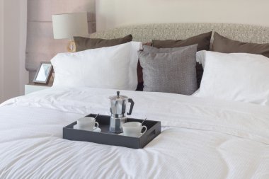 Kahve Kupası üzerinde siyah modern yatak odası battaniyeye siyah tepsi 