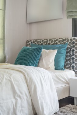 modern yatak üzerinde yeşil yastık