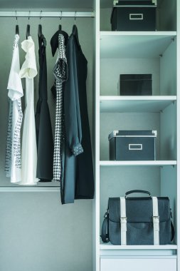 Dolapta asılı siyah-beyaz elbise