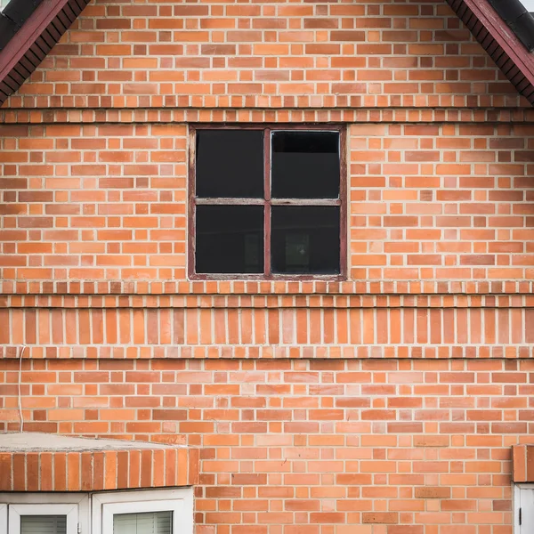 Altbau mit Ziegelmauer und Fenster — Stockfoto