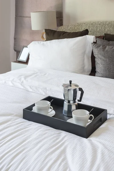 Plateau noir de tasse de café sur couverture noire dans la chambre moderne — Photo