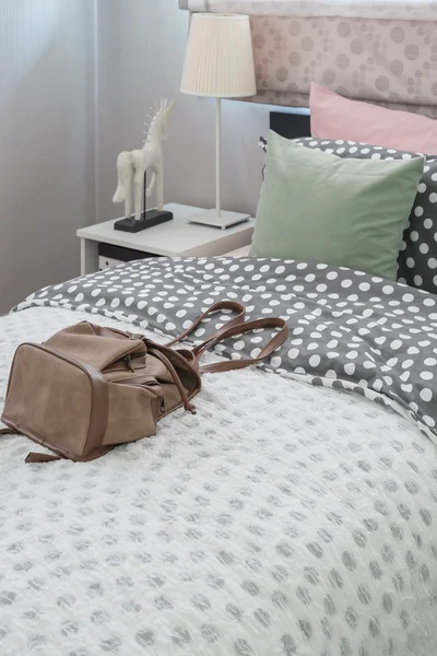 Almohada verde en el dormitorio del niño con bolsa marrón —  Fotos de Stock