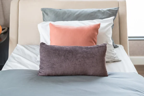 Cuscini marroni su letto moderno in camera da letto — Foto Stock