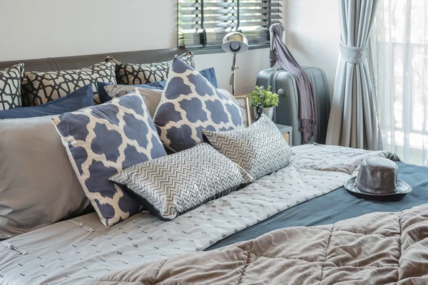 Luxury bedroom with pillows on bed — Stock Photo, Image