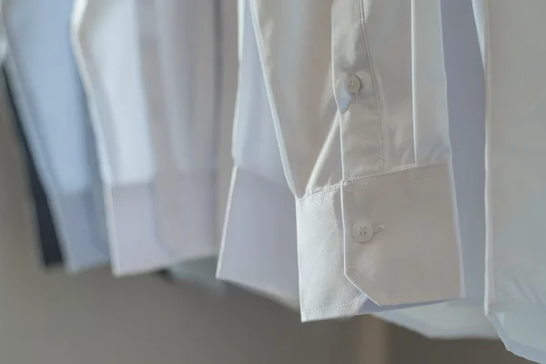 Białe koszule wisi w szafie Obraz Stockowy