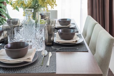 ahşap yemek masası masa seti ile 