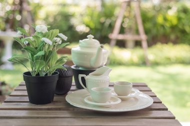 Tahta masada bir fincan çay.