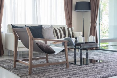 oturma odasında modern ahşap sandalye 