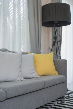 modern kanepe üzerinde sarı ve gri yastık 