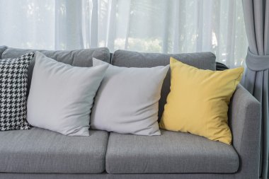 modern oturma odasında gri Divan sarı yastık 