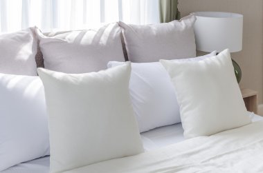 modern beyaz yatakta lambalı beyaz yastıklar