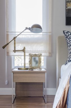 Klasik bronz resim çerçeve stili ahşap masa tarafında bro ile