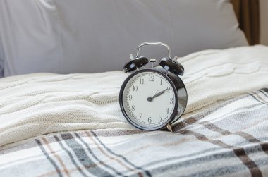 yatak yatak odasında modern siyah çalar saat 