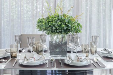 yemek masada cam vazoda bitkiler