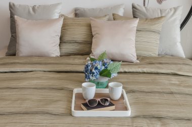 Kara Kitap Kupası ile üzerinde bardak kahve içinde ahşap tepsi 