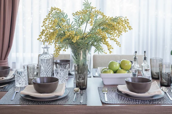 Vaso di vetro di fiori sul tavolo da pranzo con tavolo apparecchiato — Foto Stock