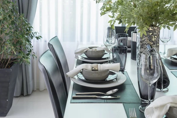 siyah ve beyaz modern yemek masa masa seti ile