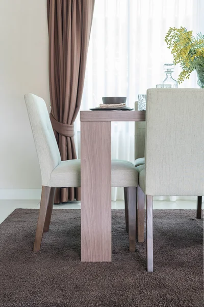 Drewniany stół jadalny z krzesłem na brązowy dywan — Zdjęcie stockowe