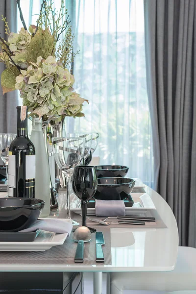 siyah ve beyaz masa beyaz yemek masası üzerinde ayarla 