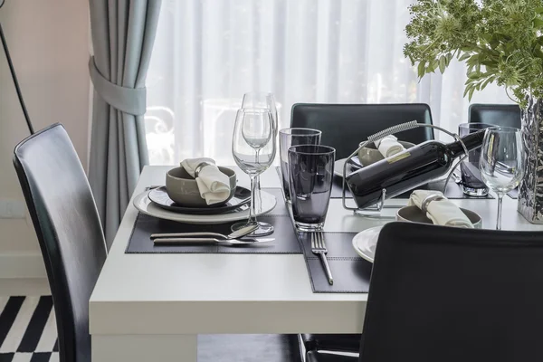 Mesa de jantar moderna preto e branco com conjunto de mesa — Fotografia de Stock