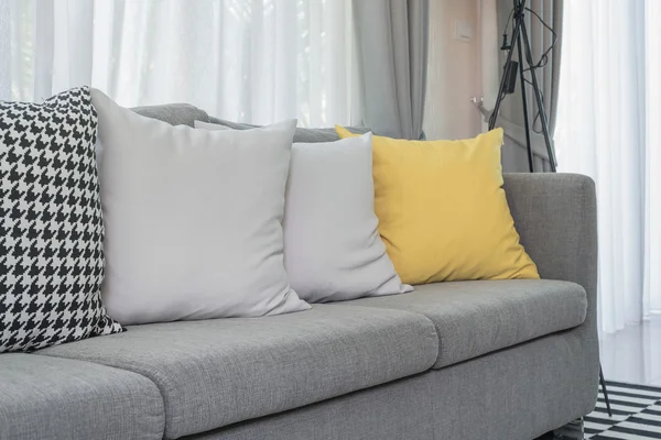 现代沙发上的灰色和黄色枕头 — 图库照片
